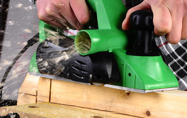 What should be paid attention to when using power tools